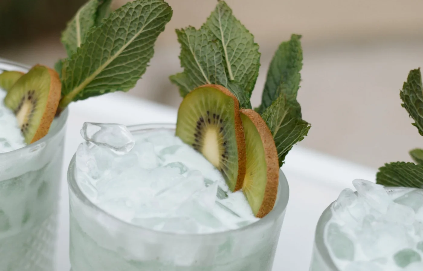 Cocktails givrés à la menthe et au kiwi