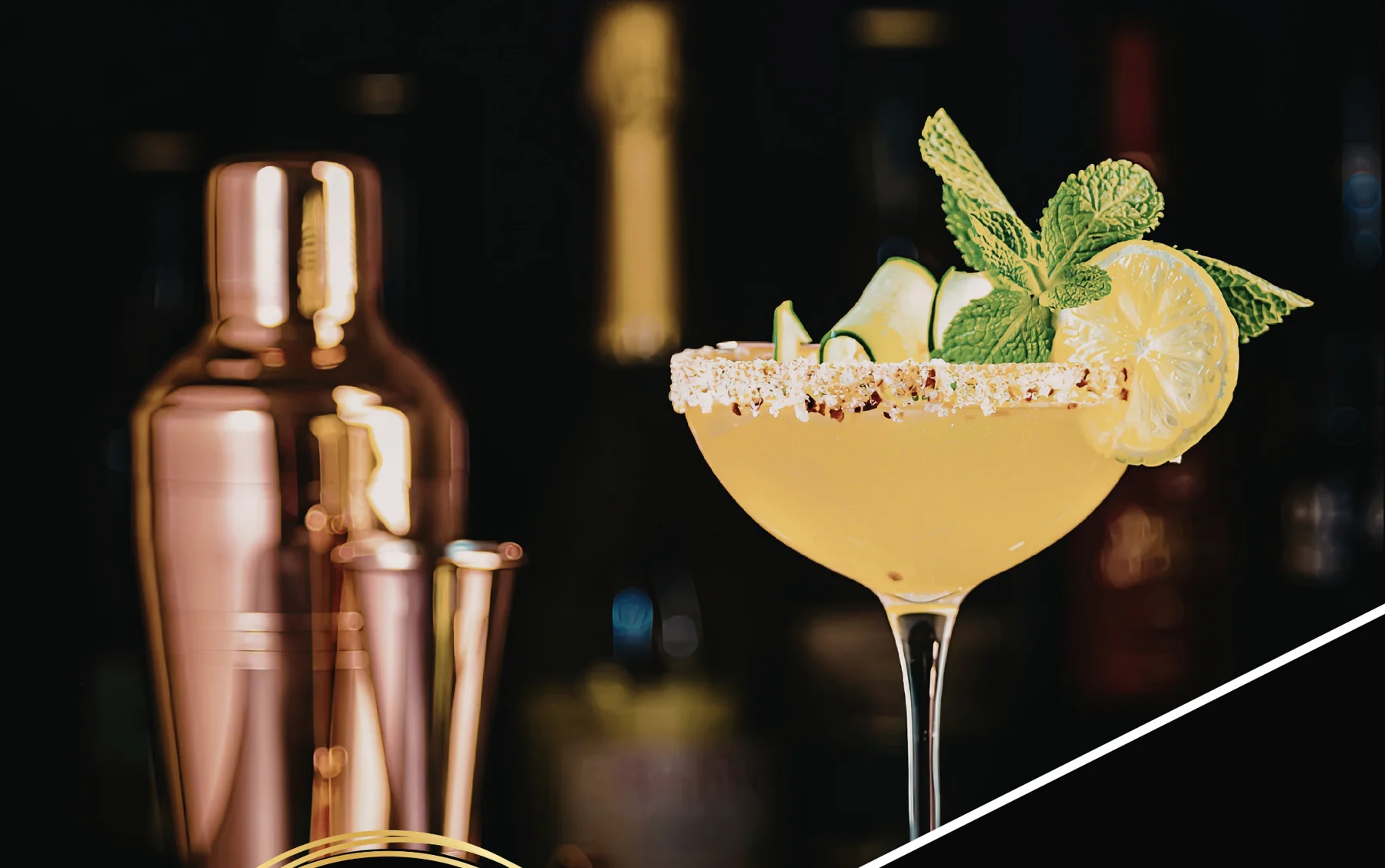 Un barman guide un atelier cocktails