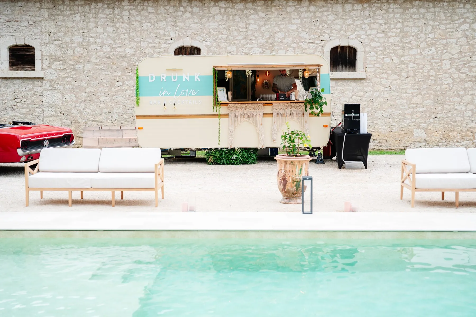 Caravane bar Bohème au bord de la piscine lors d'un mariage