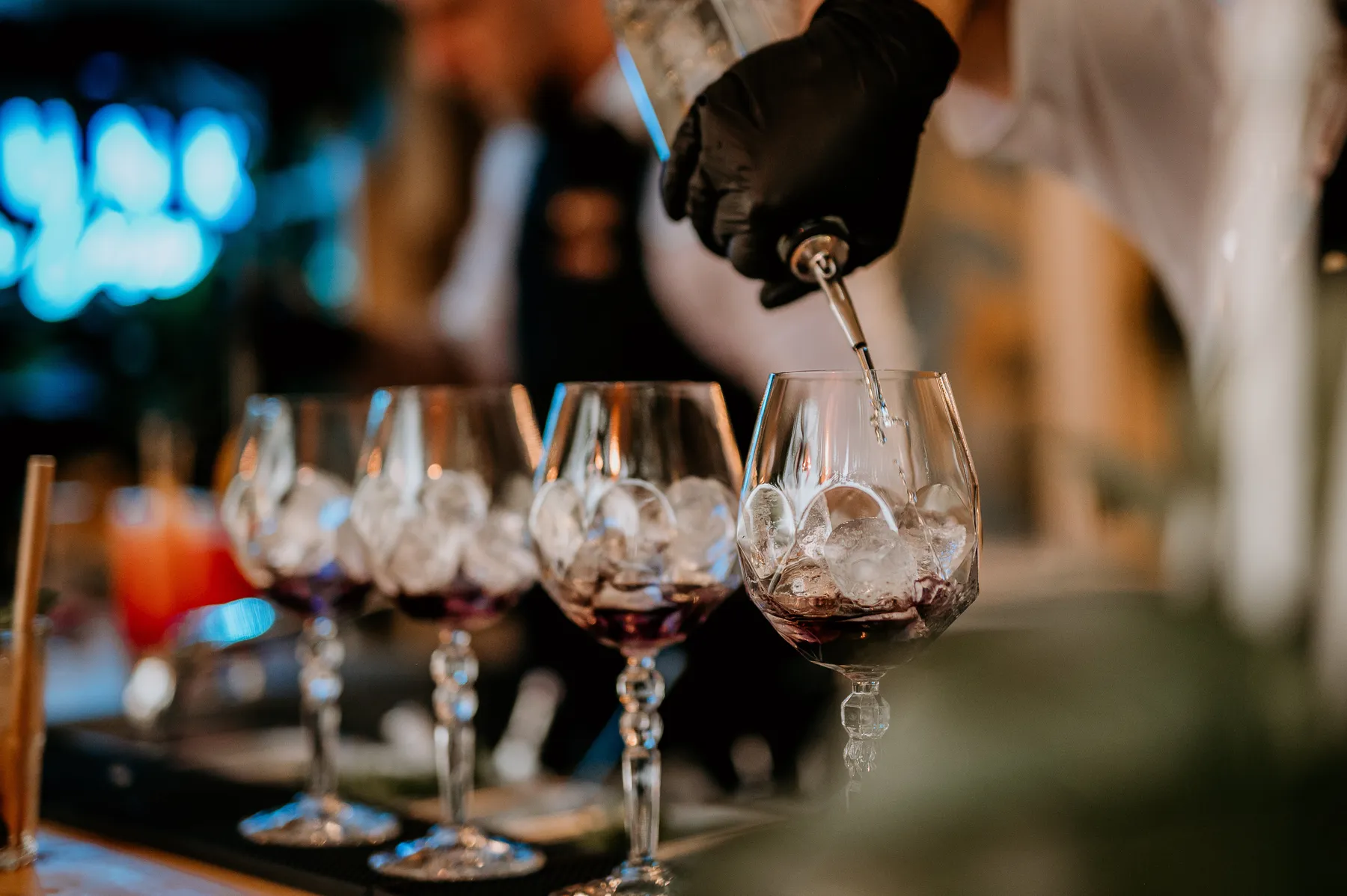 Cocktail versé dans des verres à pied lors d'un mariage