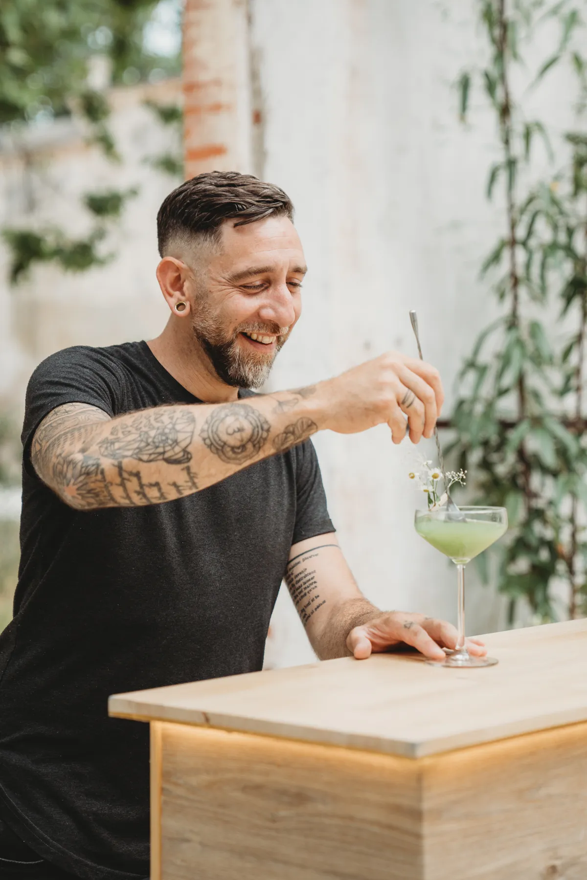 Alex, barman Drunk in Love, préparant un cocktail