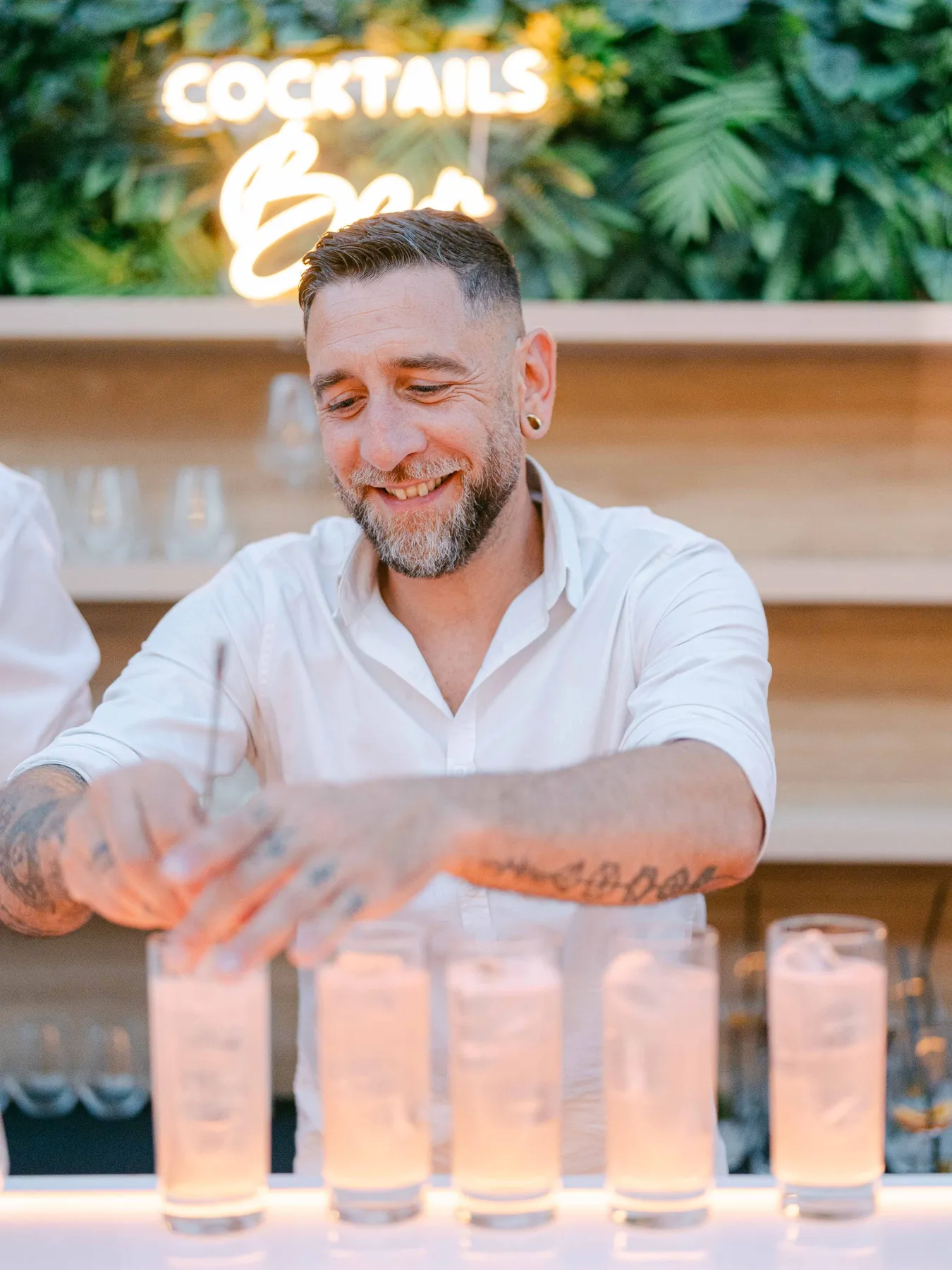 Barman Drunk in Love souriant au bar lors d'un événement d'entreprise au château de Laurentie