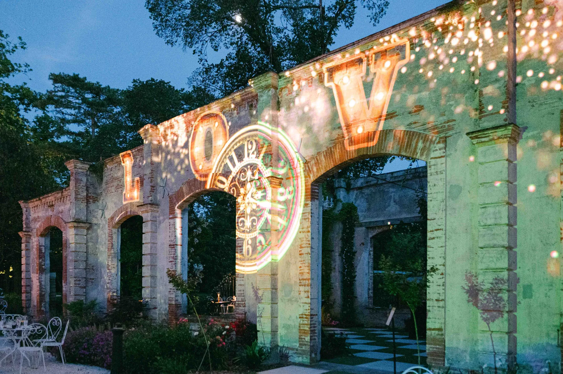 Arche LOVE au crépuscule au château de Laurentie