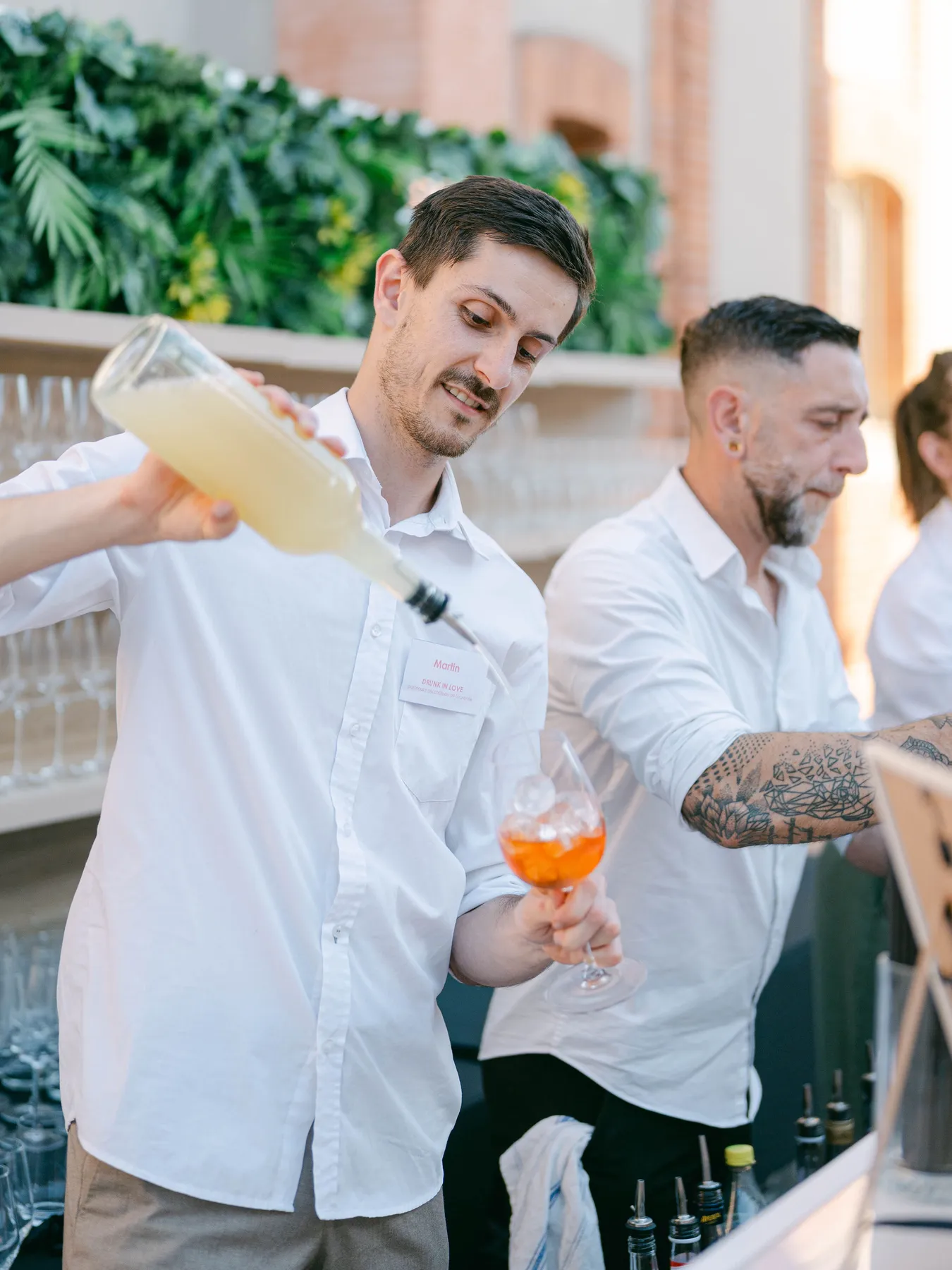 Barmen servant des cocktails lors d'un événement d'entreprise