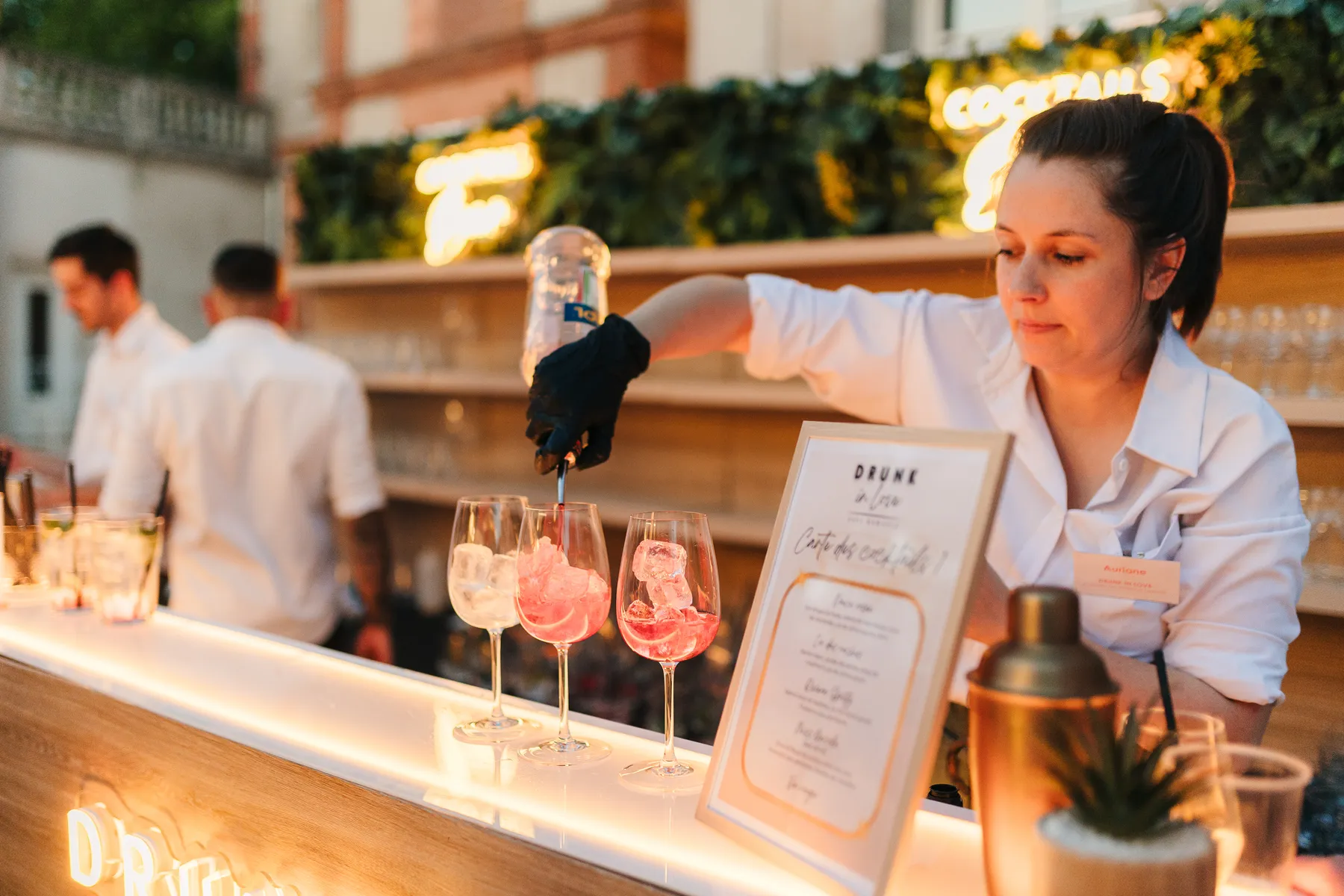 Barwoman versant un cocktail