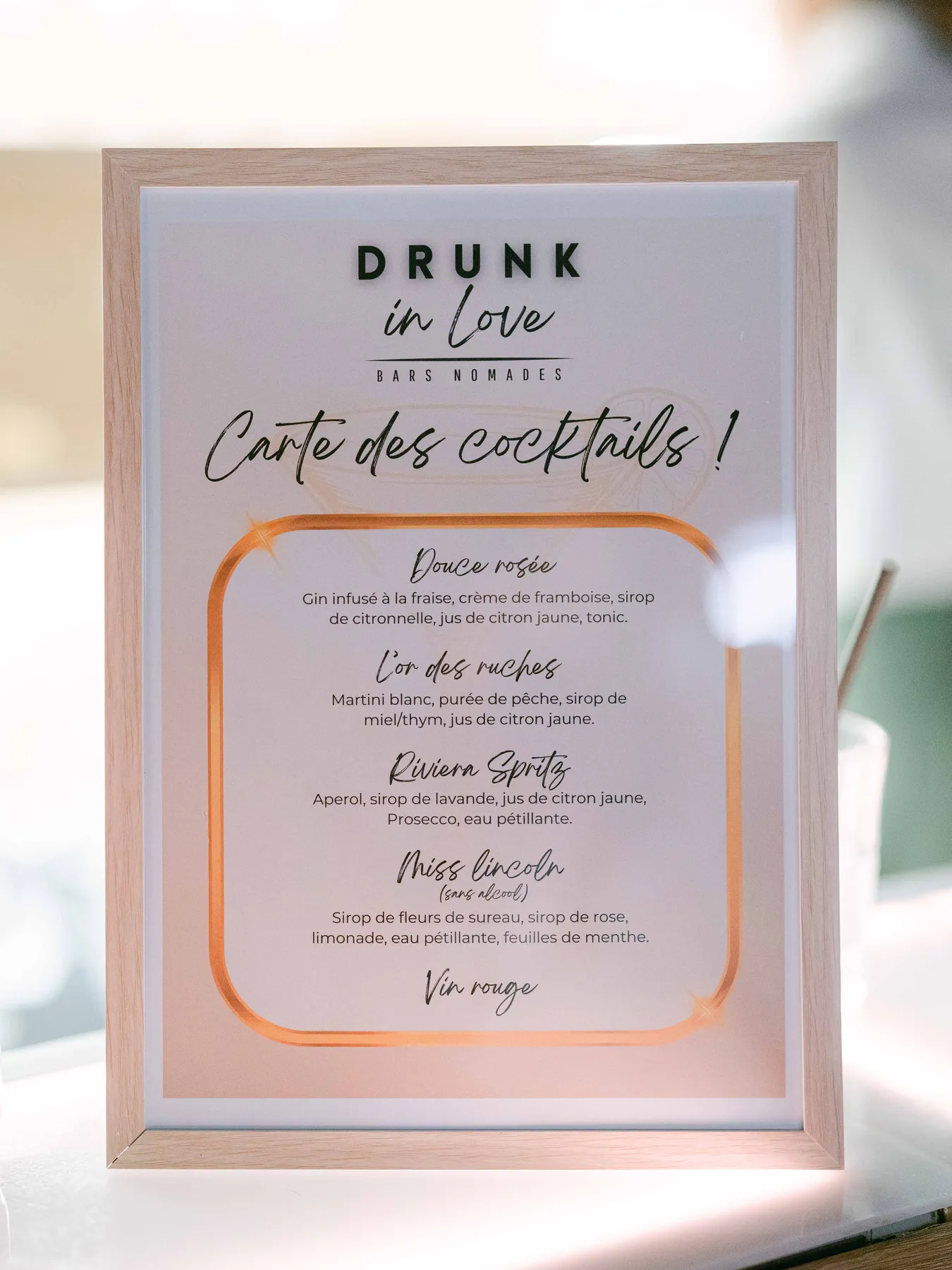 Carte des cocktails sur le bar lors d'un événement d'entreprise