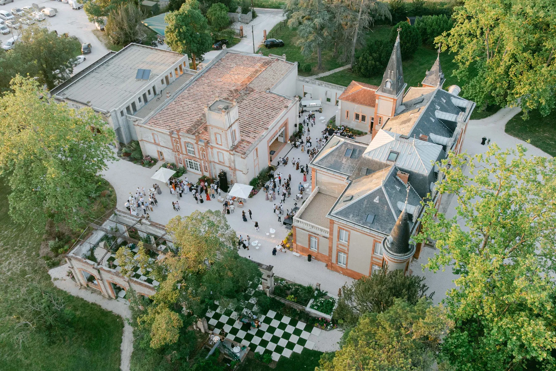 Vue aérienne du château de Laurentie lors d'un événement