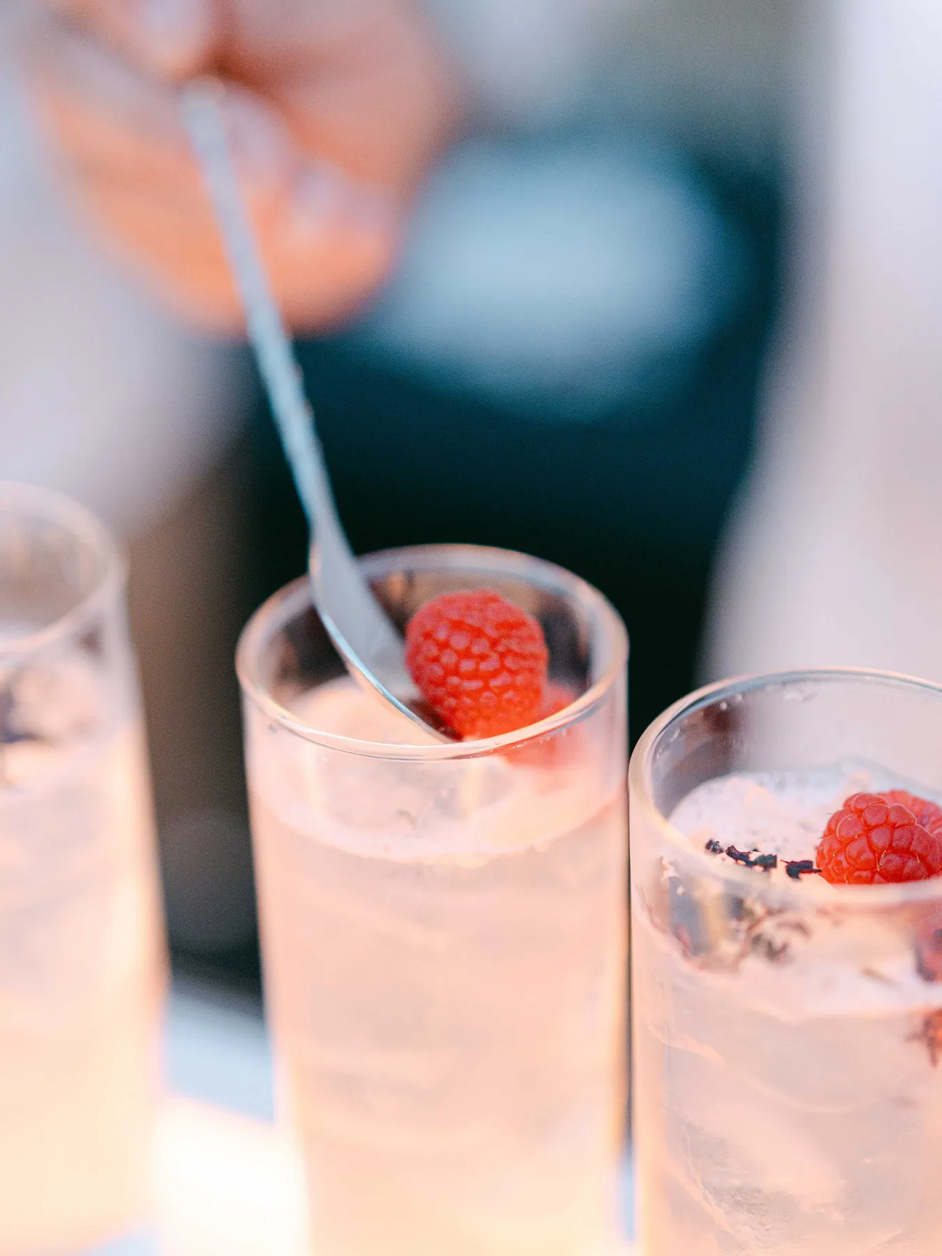Cocktail à la framboise servi à la cuillère