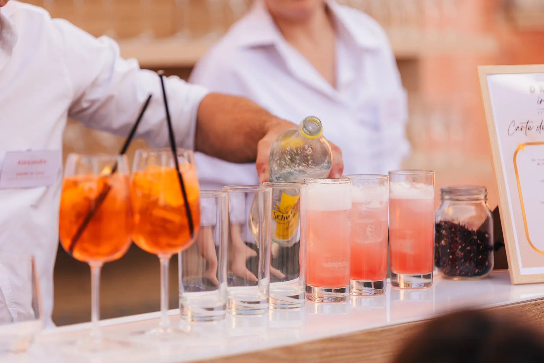Spritz et carte des cocktails sur le bar