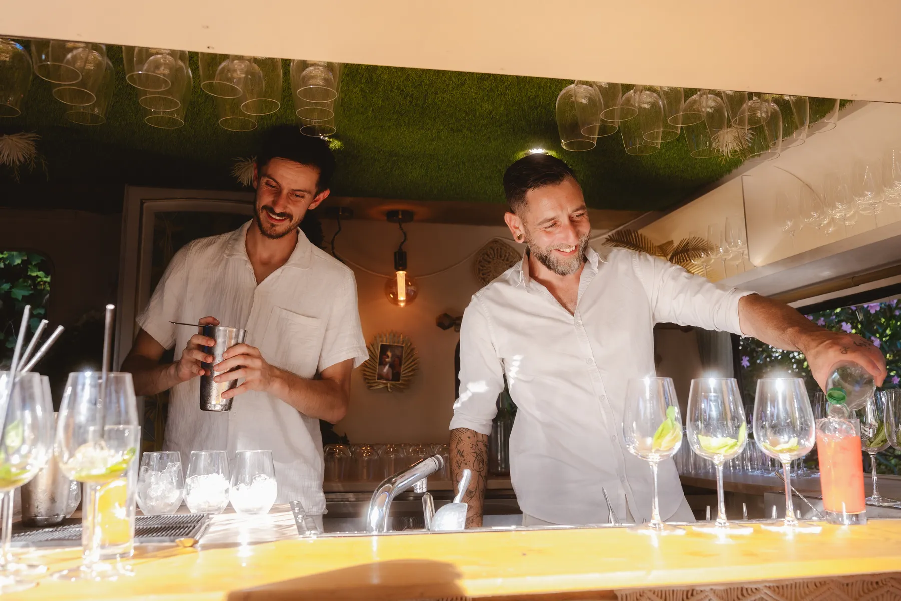 Barmen souriants au bar