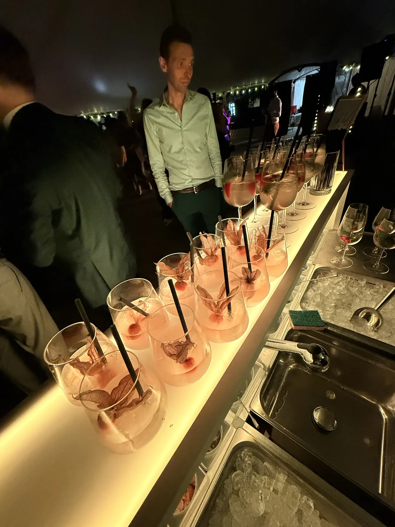 Cocktails alignés sur un bar lumineux en soirée