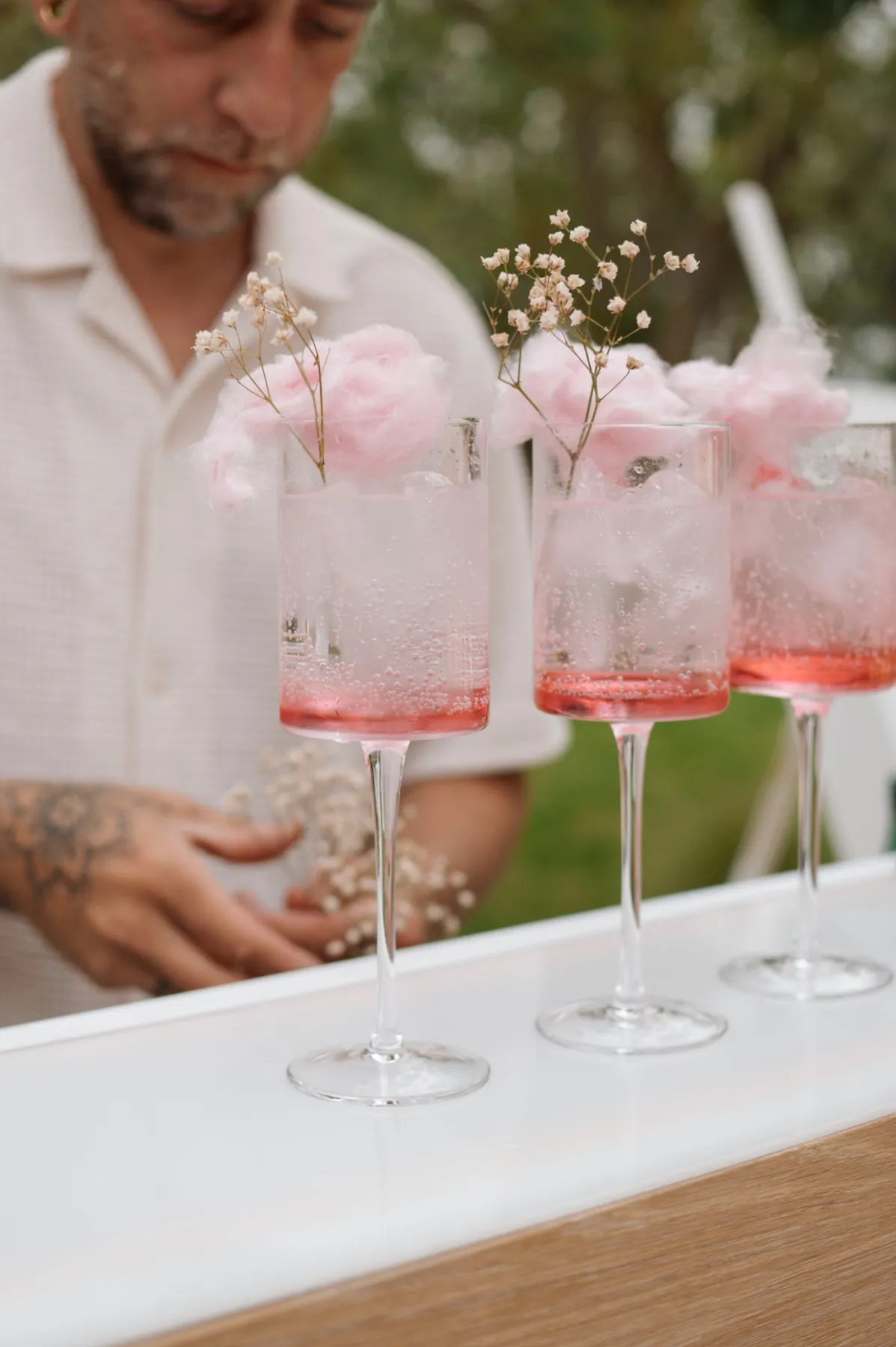 Verres de spritz couronnés de barbe à papa rose