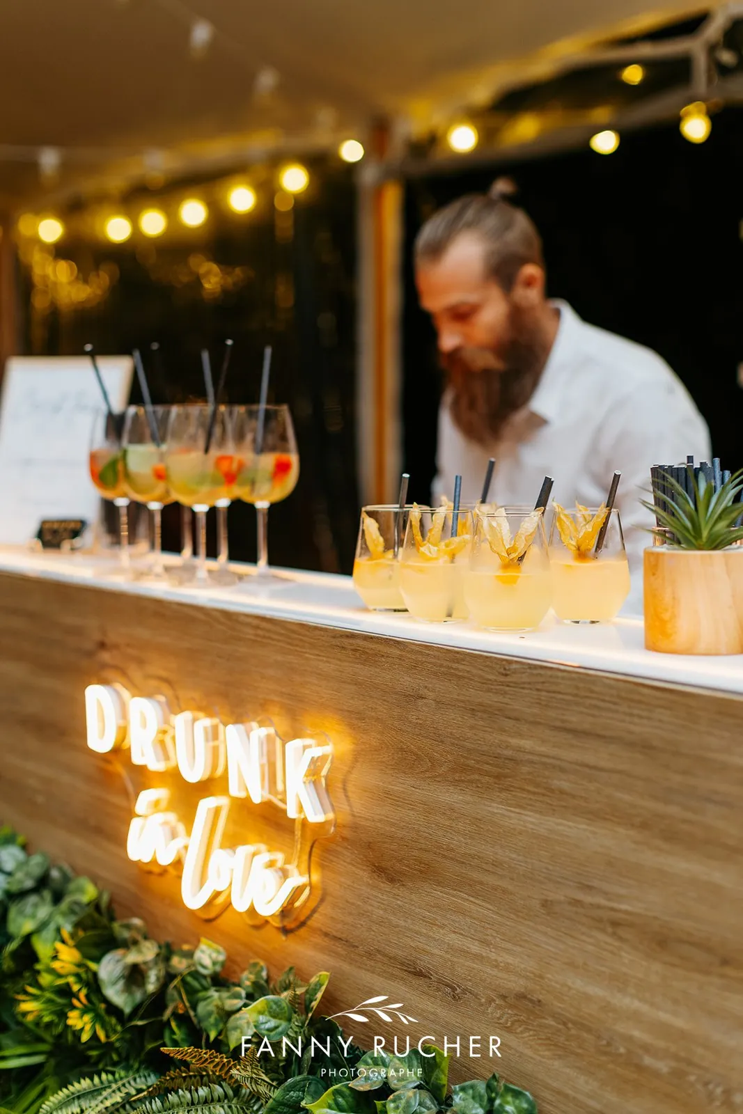 Barman derrière le bar en bois avec néon Drunk in Love