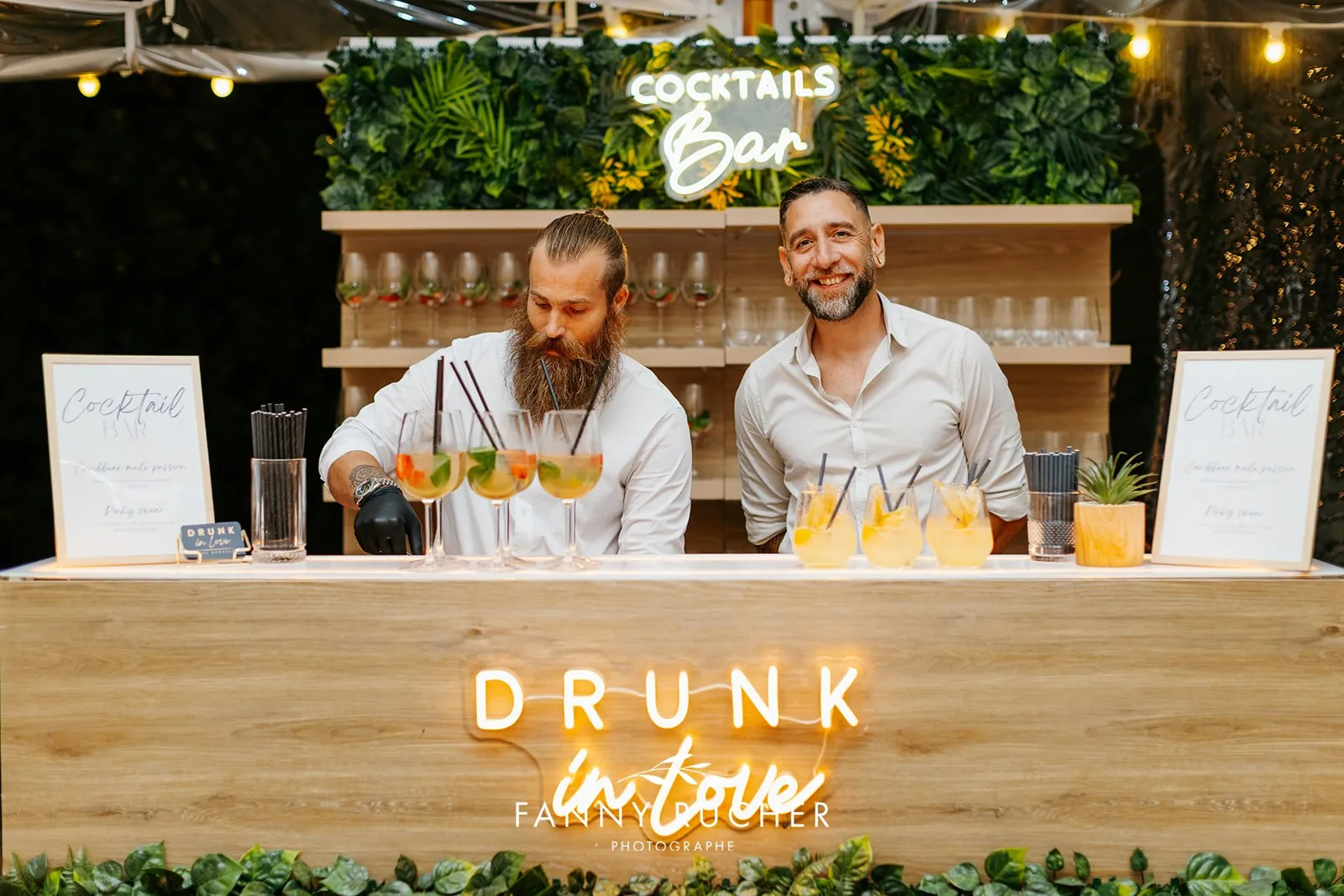 Deux barmans souriants derrière le bar Drunk in Love