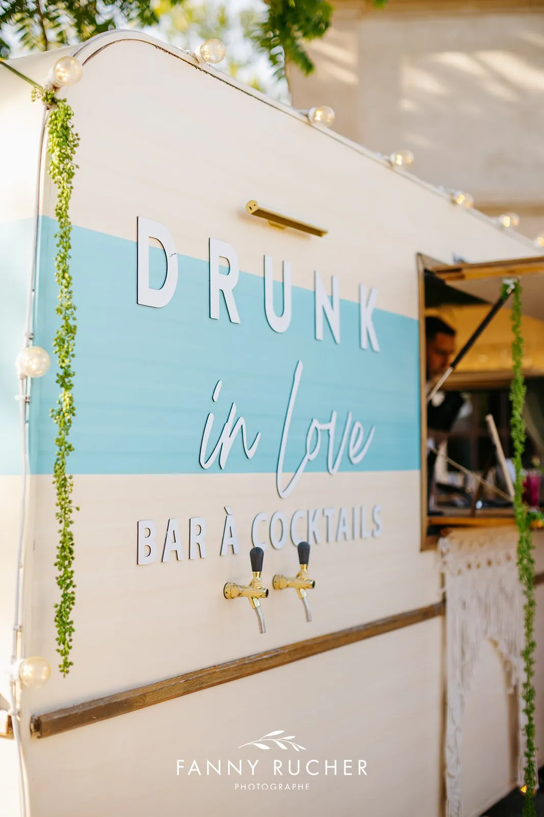 La Bohème, caravane à cocktails turquoise et blanche Drunk in Love