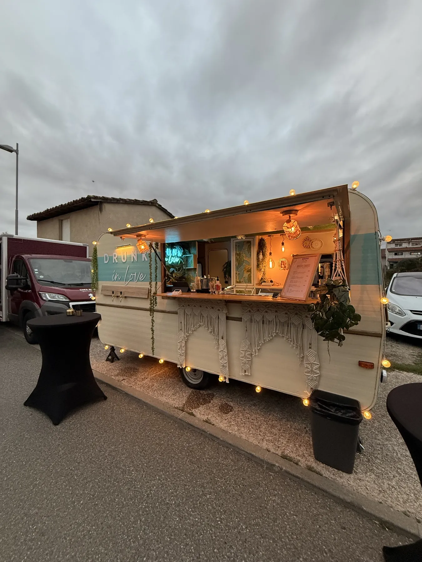 La Bohème au crépuscule, caravane à cocktails éclairée