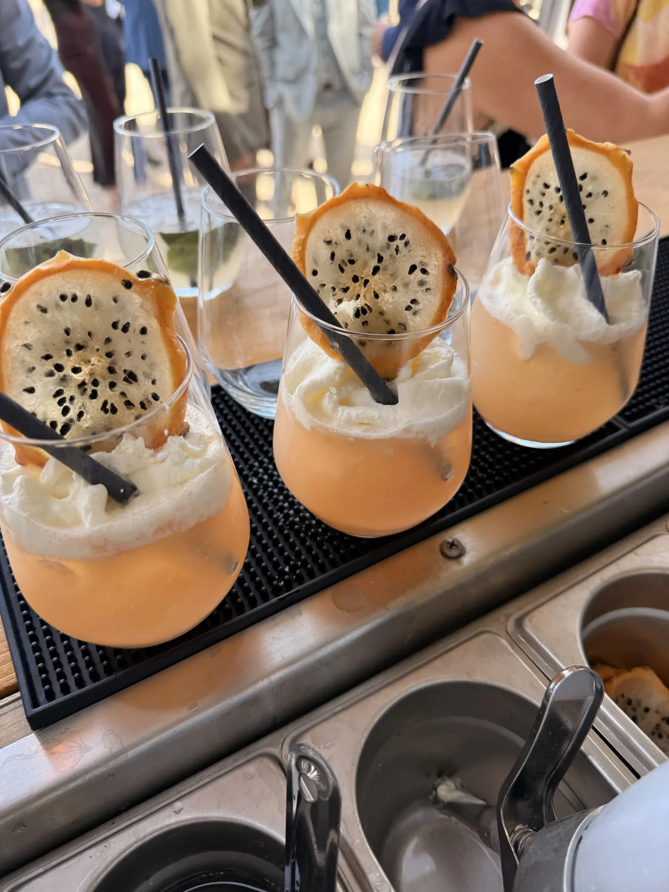 Cocktails à la passion et à l'écume servis sur le bar