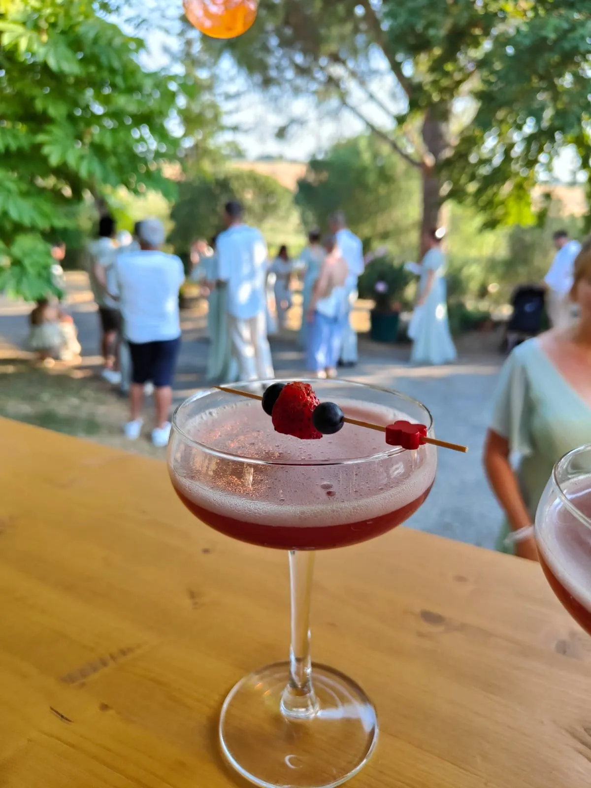Cocktail en coupe aux fruits rouges lors d'une réception en extérieur