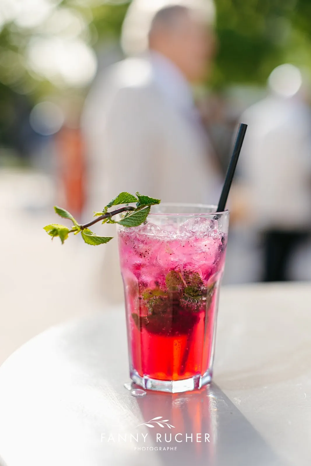 Mocktail framboise et menthe fraîche servi sur une table de réception
