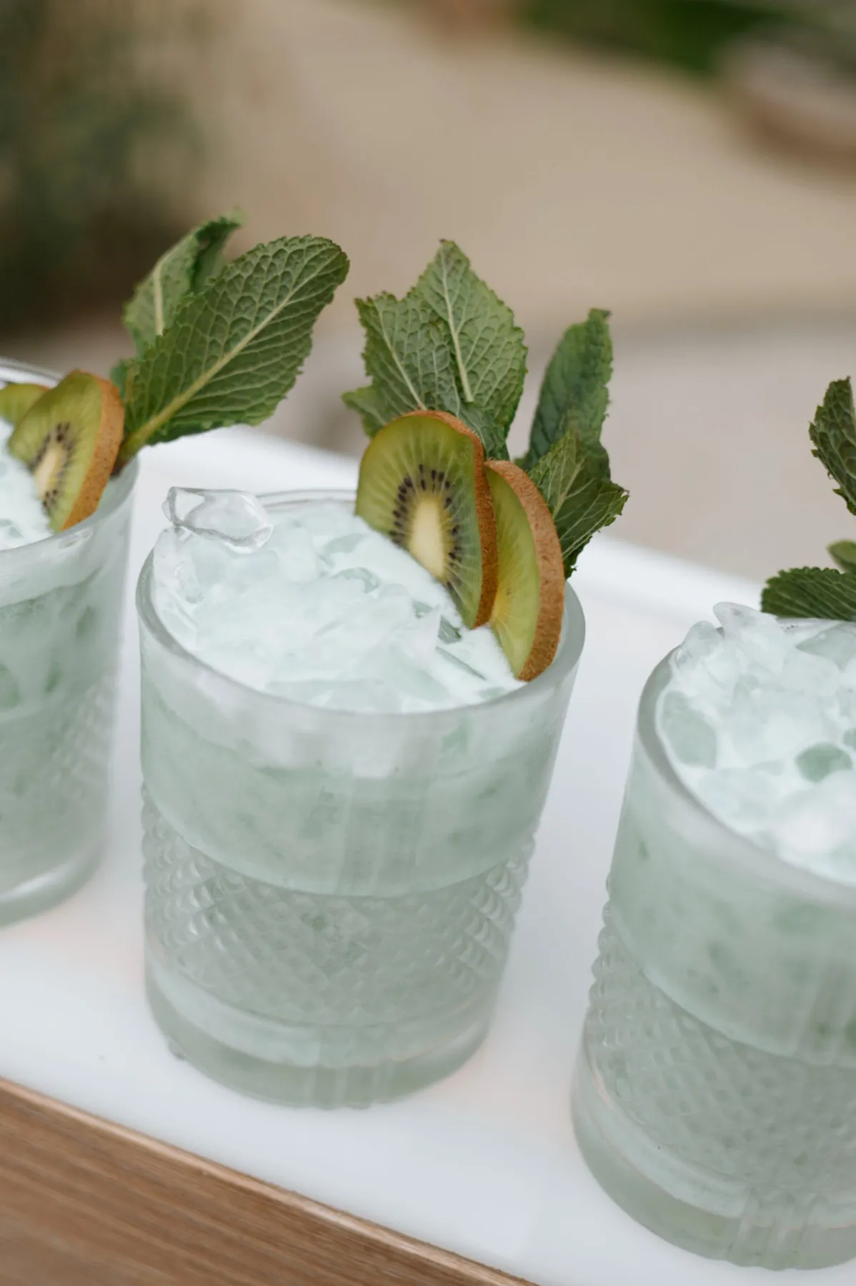 Mocktails au kiwi et à la menthe sur un plateau blanc