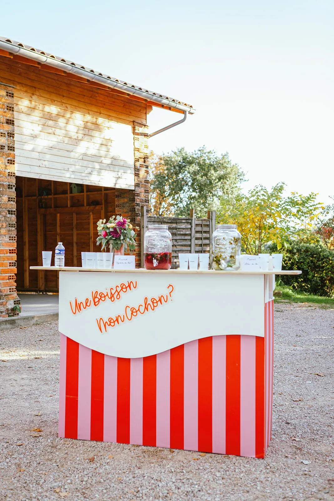Bar rayé rouge et rose « Une boisson mon chéri ? »
