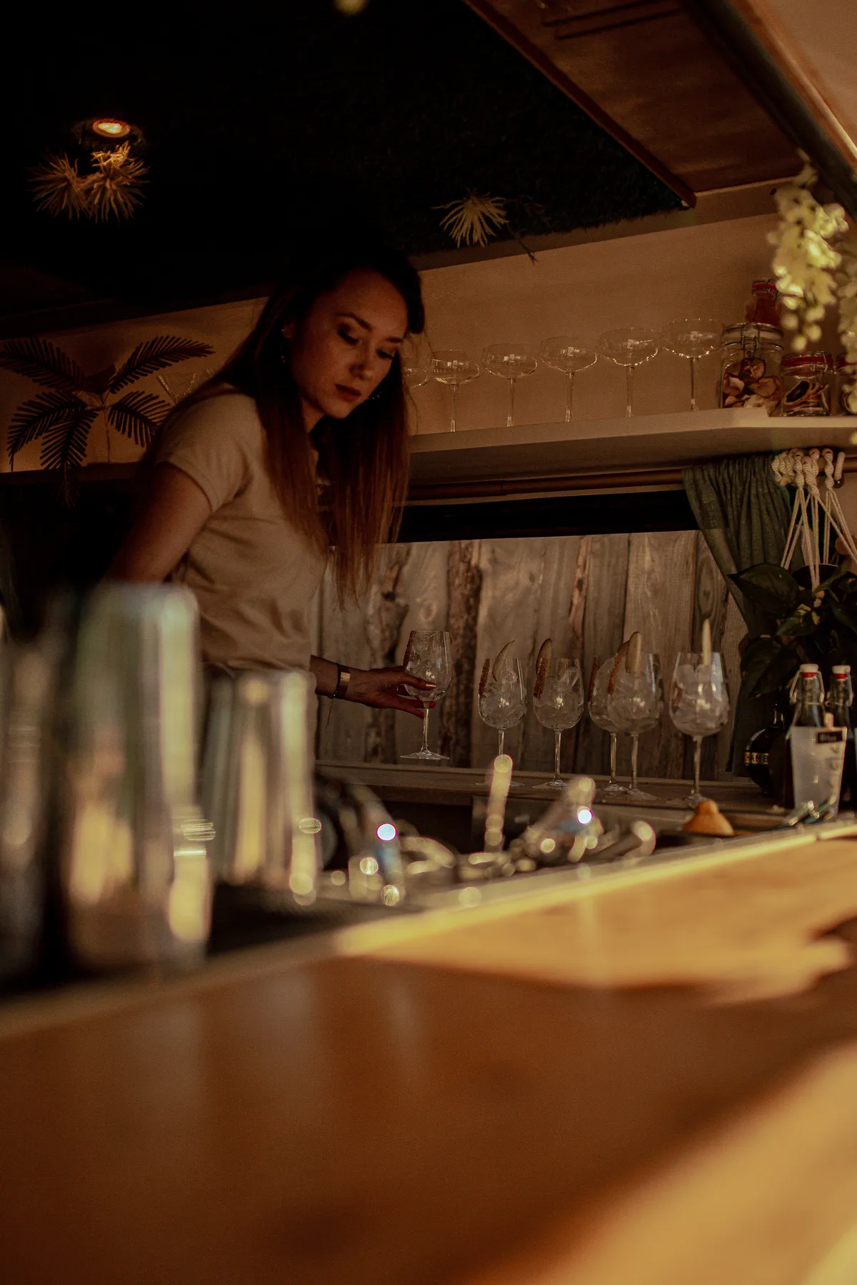 Barmaid derrière le bar en bois