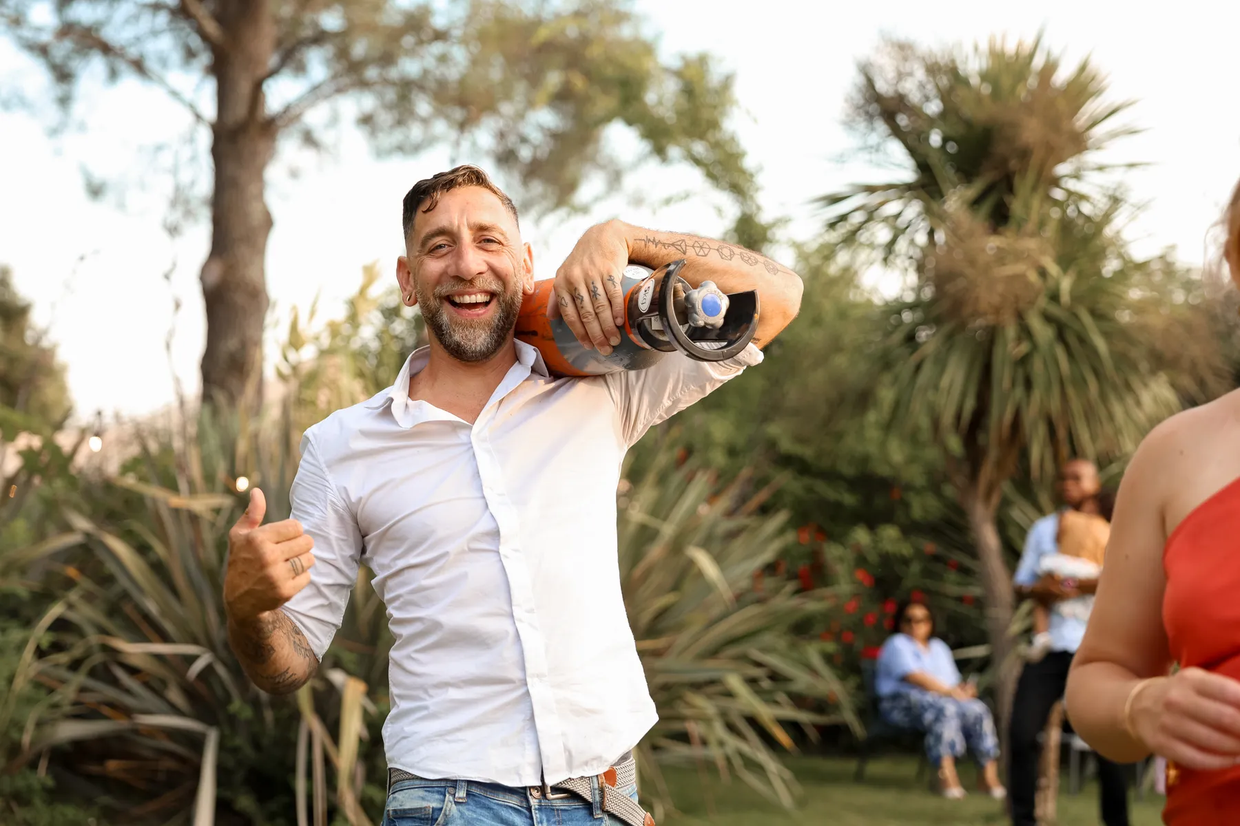 Barman Drunk in Love riant lors d'un mariage
