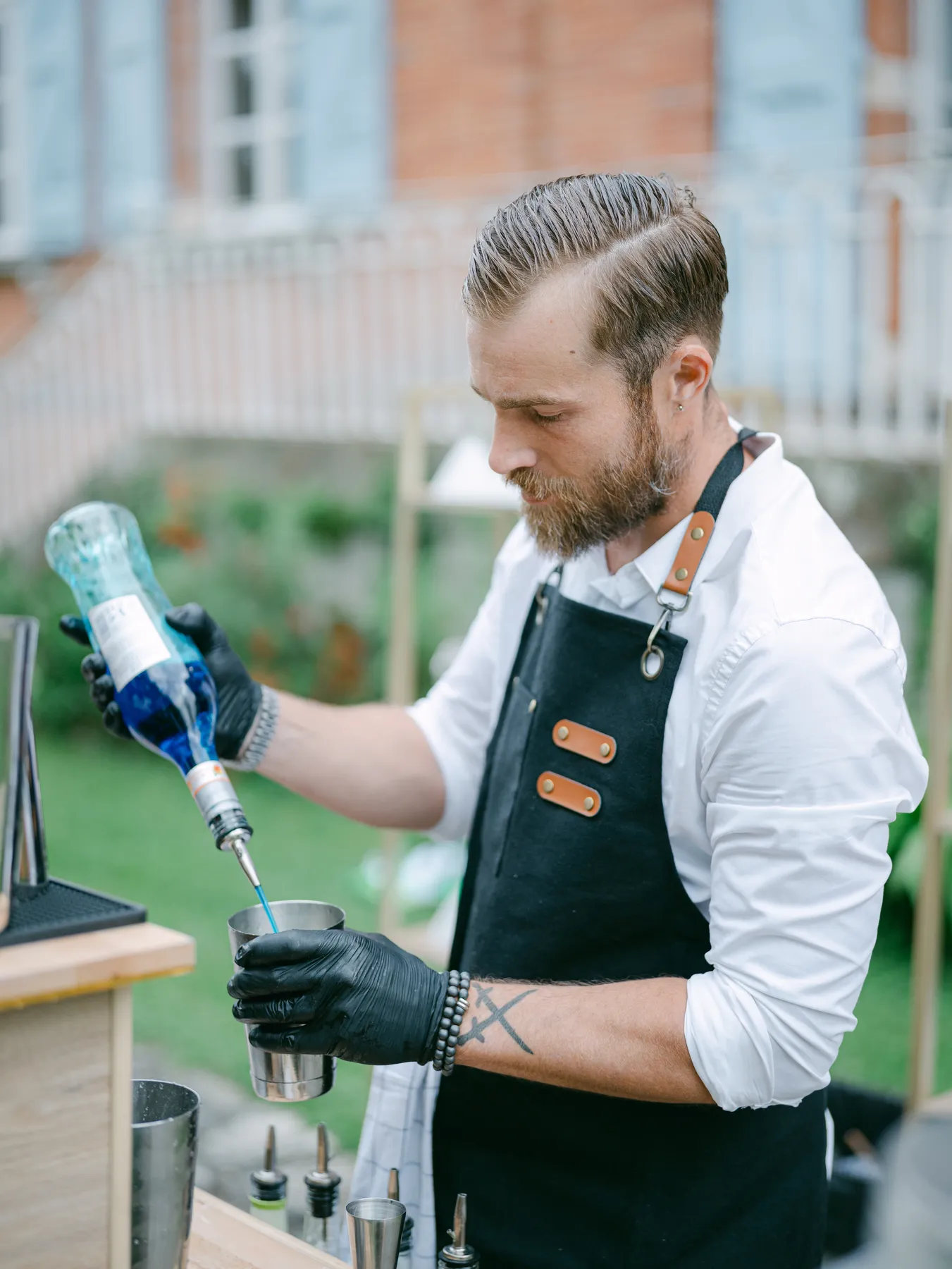 Barman versant un cocktail lors d'un mariage