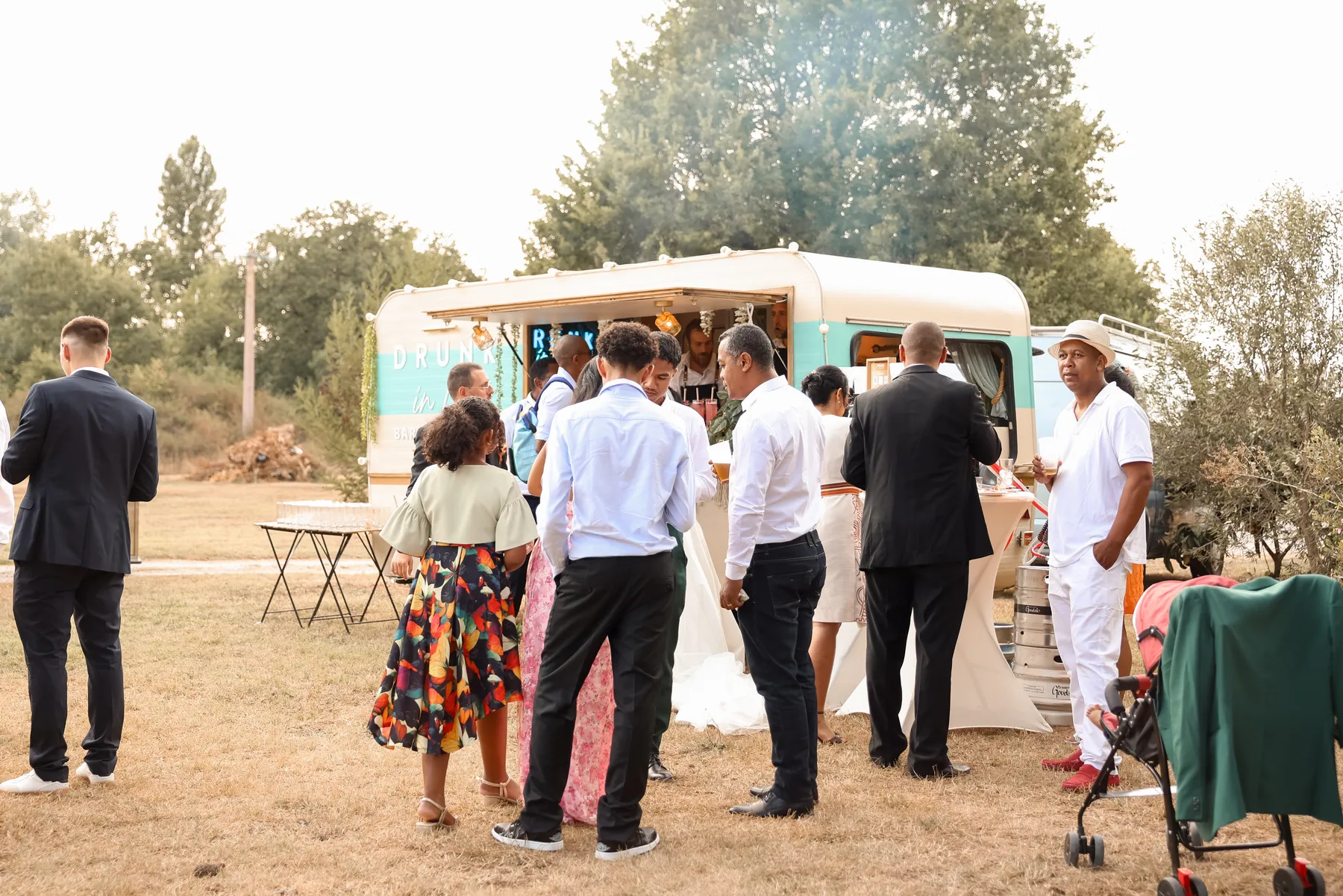 Caravane bar Bohème et invités dans un parc
