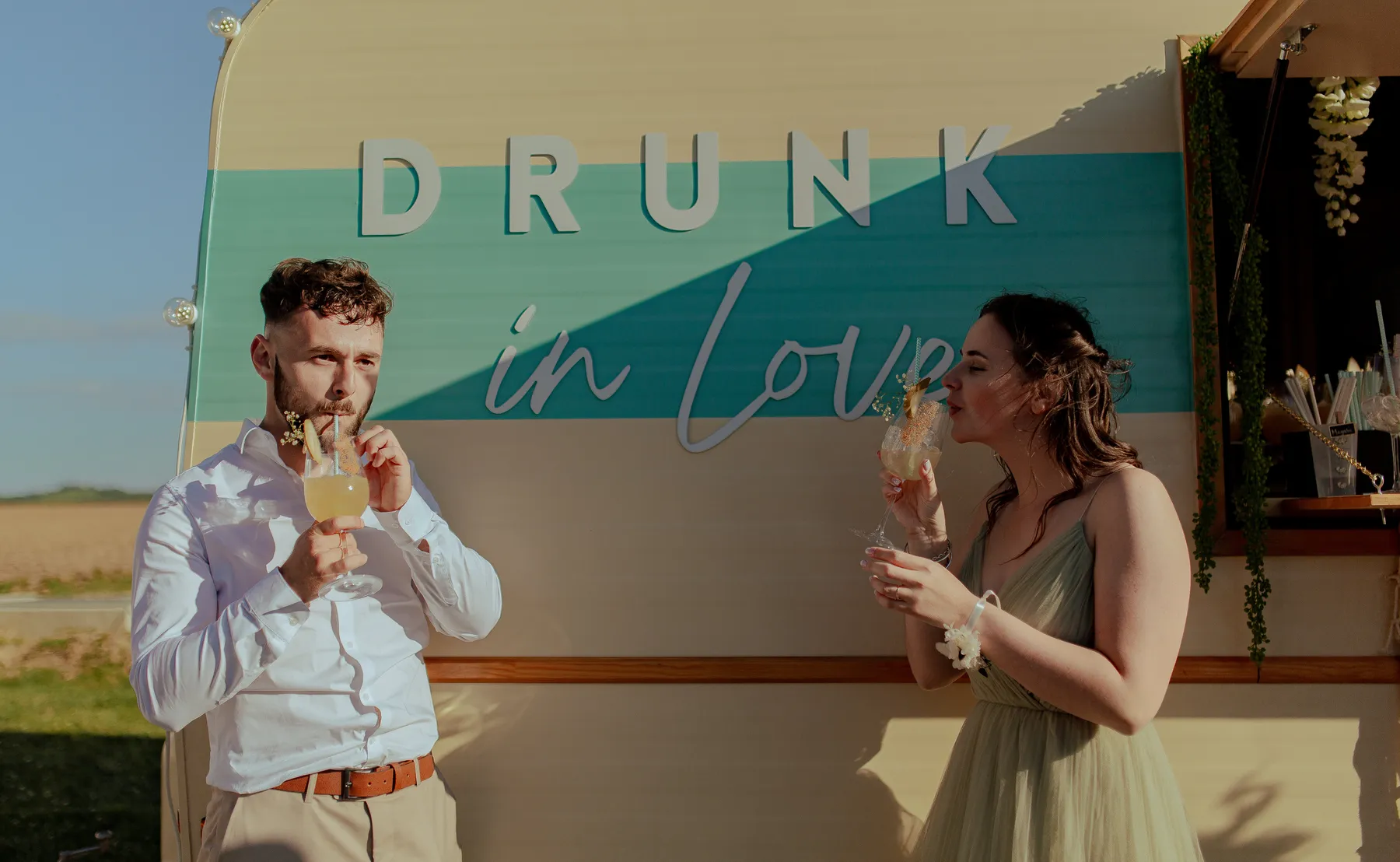 Invités buvant un cocktail devant la caravane Bohème