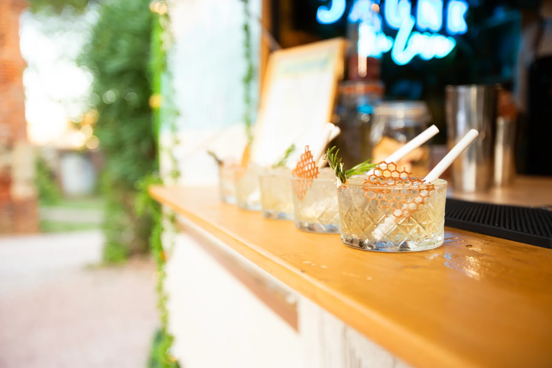 Cocktails à l'alvéole de miel et au romarin