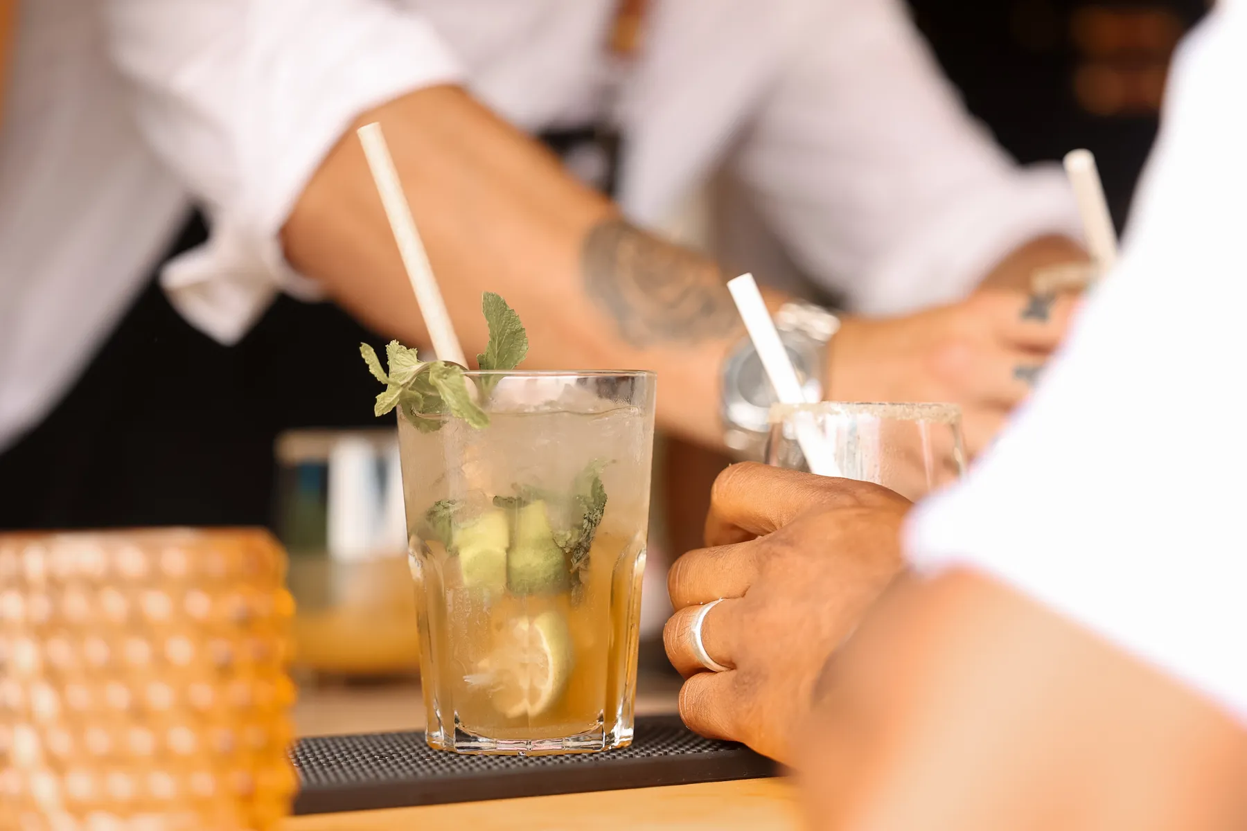 Mojito en gros plan sur le bar