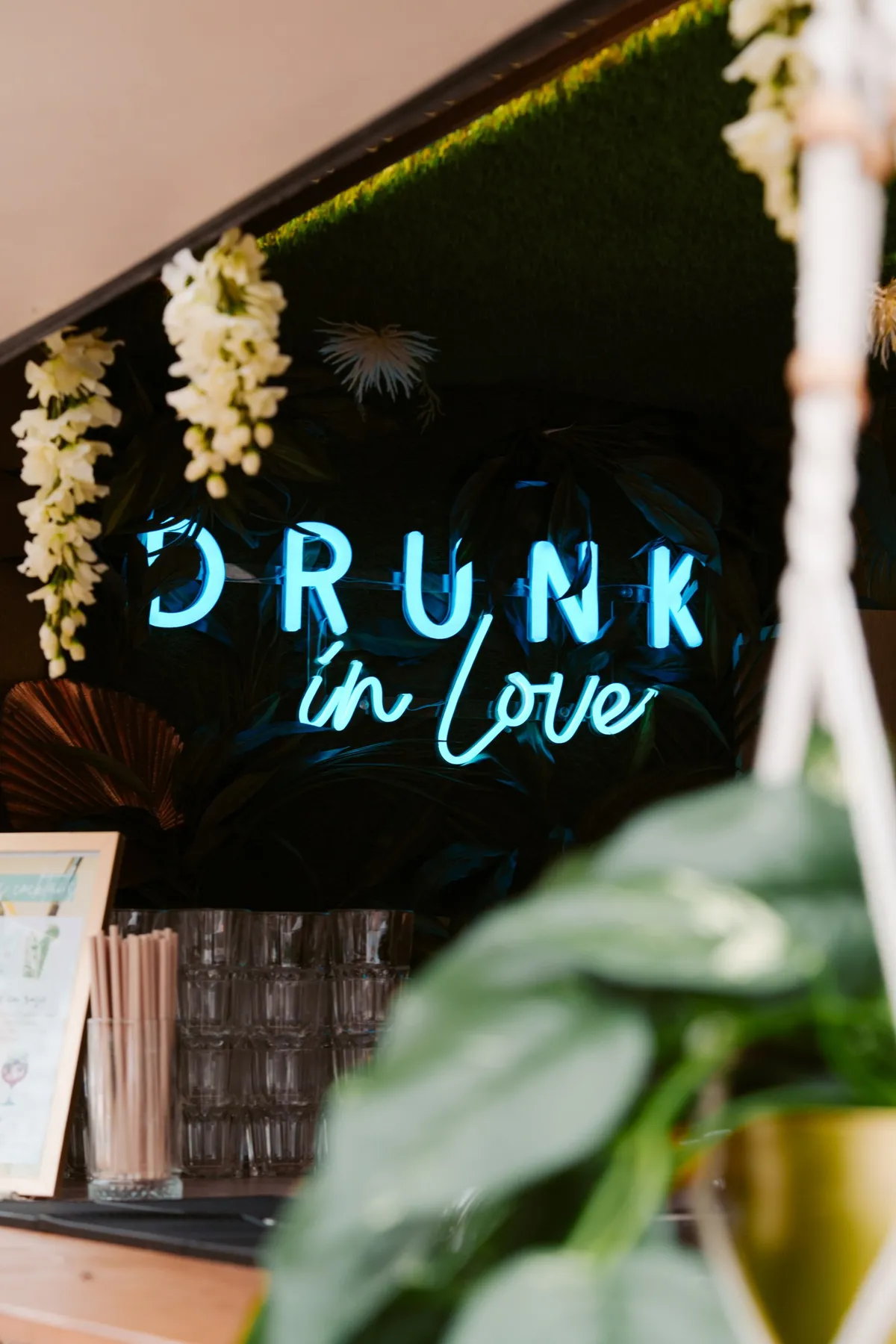 Néon bleu Drunk in Love dans la caravane bar